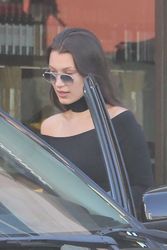 27984712_Bella-Hadid--Out-for-lunch-at-V