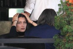 27984715_Bella-Hadid--Out-for-lunch-at-V