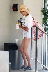 28969141_Kelly-Rohrbach--Shows-her-Legs-