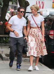 29670992_Karlie-Kloss-out-and-about-in-S