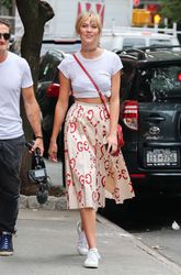 29670993_Karlie-Kloss-out-and-about-in-S