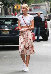 29670997_Karlie-Kloss-out-and-about-in-S