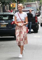 29670998_Karlie-Kloss-out-and-about-in-S