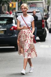 29671001_Karlie-Kloss-out-and-about-in-S