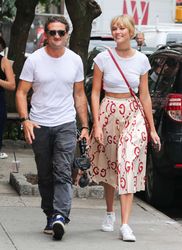 29671002_Karlie-Kloss-out-and-about-in-S