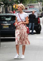 29671003_Karlie-Kloss-out-and-about-in-S