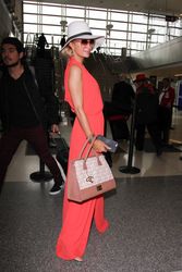 30862875_ParisHiltonisseenatLAXjz95-MNjQ