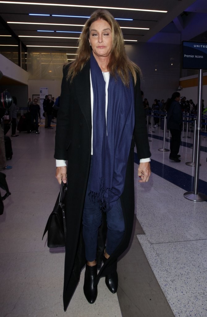 Caitlyn Jenner Catches Flight LAXx Gn D X w Om Ux