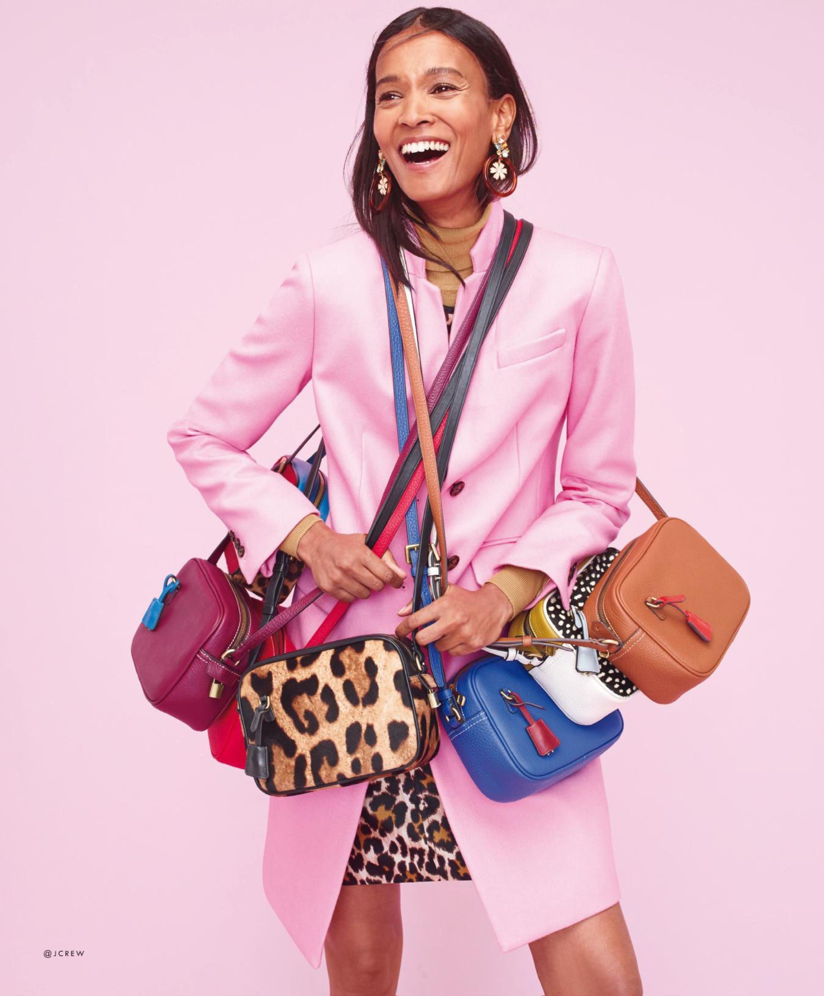 Jcrew. Джуси Кутюр стиль. Розовая сумка стиль. Девушка с сумкой Fendi. Сумка Fendi розовая.